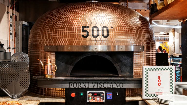 Four à gaz traditionnel Forni Visciano de la pizzeria 500degrés, utilisé pour cuire des pizzas napolitaines à 500 degrés.